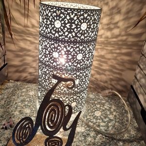 1 small white table lamp
